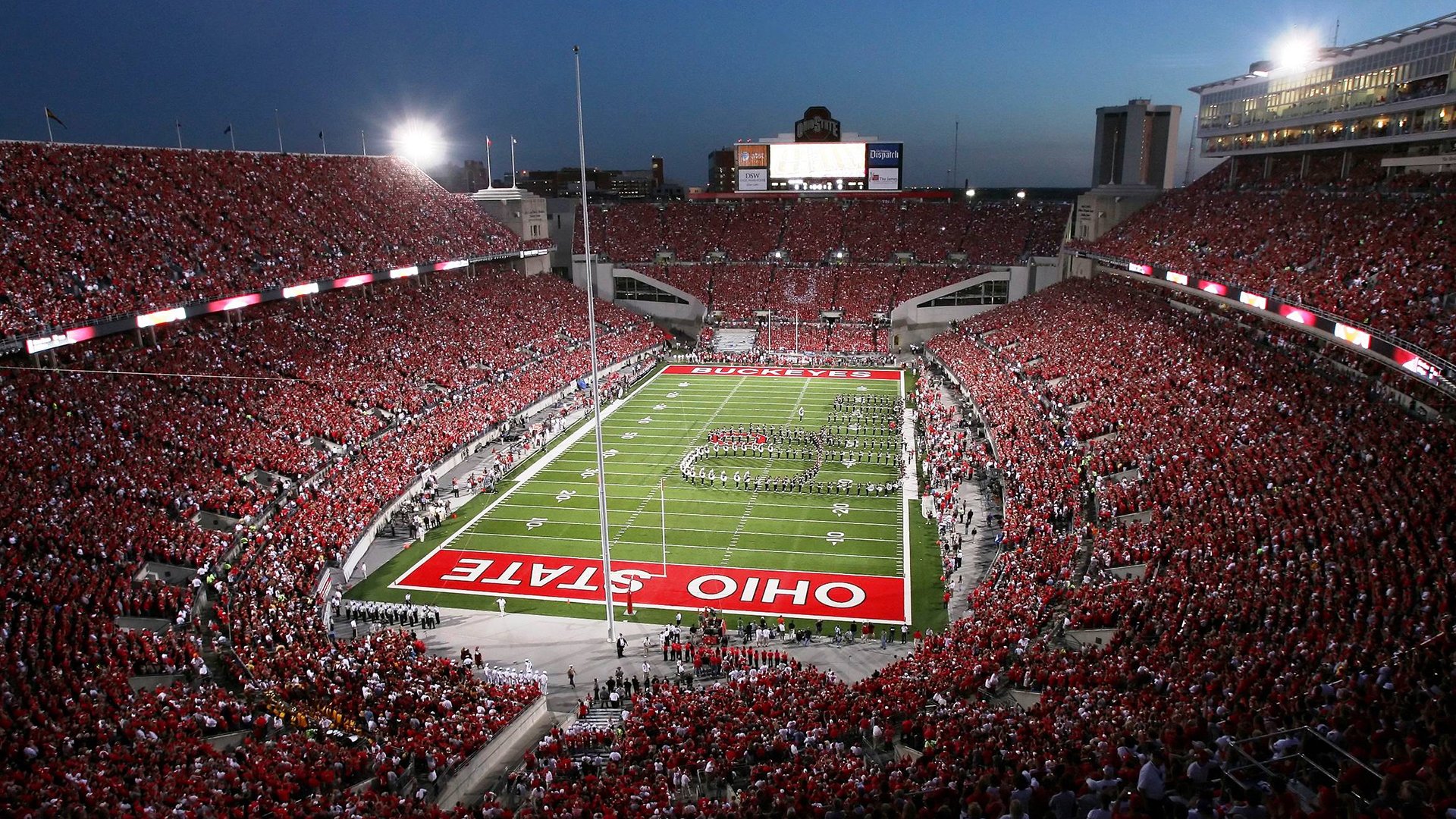 “缆绳滑水：东桃花岛赛场新风尚，水面竞速超越极限”